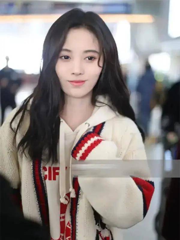 还有鞠婧祎被很多人称为"四千年美女"离开精修之后,也发现还是比较