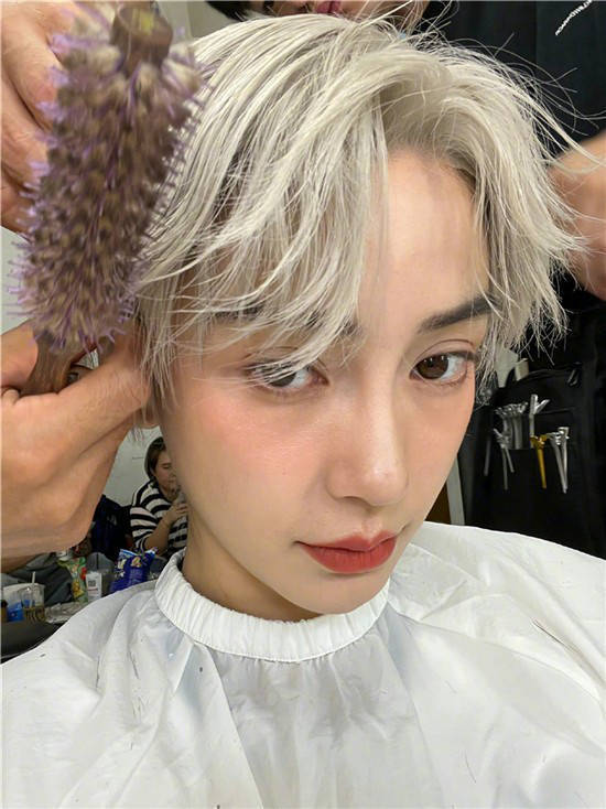 冷艳银发拍大片,"假小子"杨颖来了