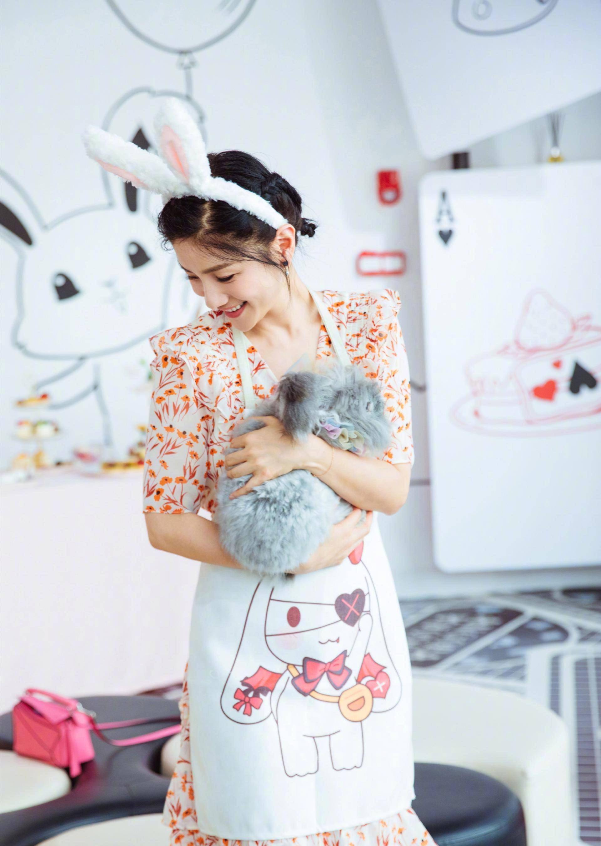 44岁的胡可清新减龄的穿搭,犹如一个冻龄少女,丈夫老的像大叔_沙溢