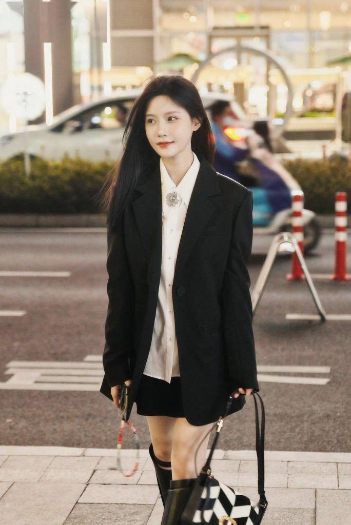 陈意涵黑色西装街拍释出 秀美腿性感酷帅兼具_短裤_造型_陈意涵