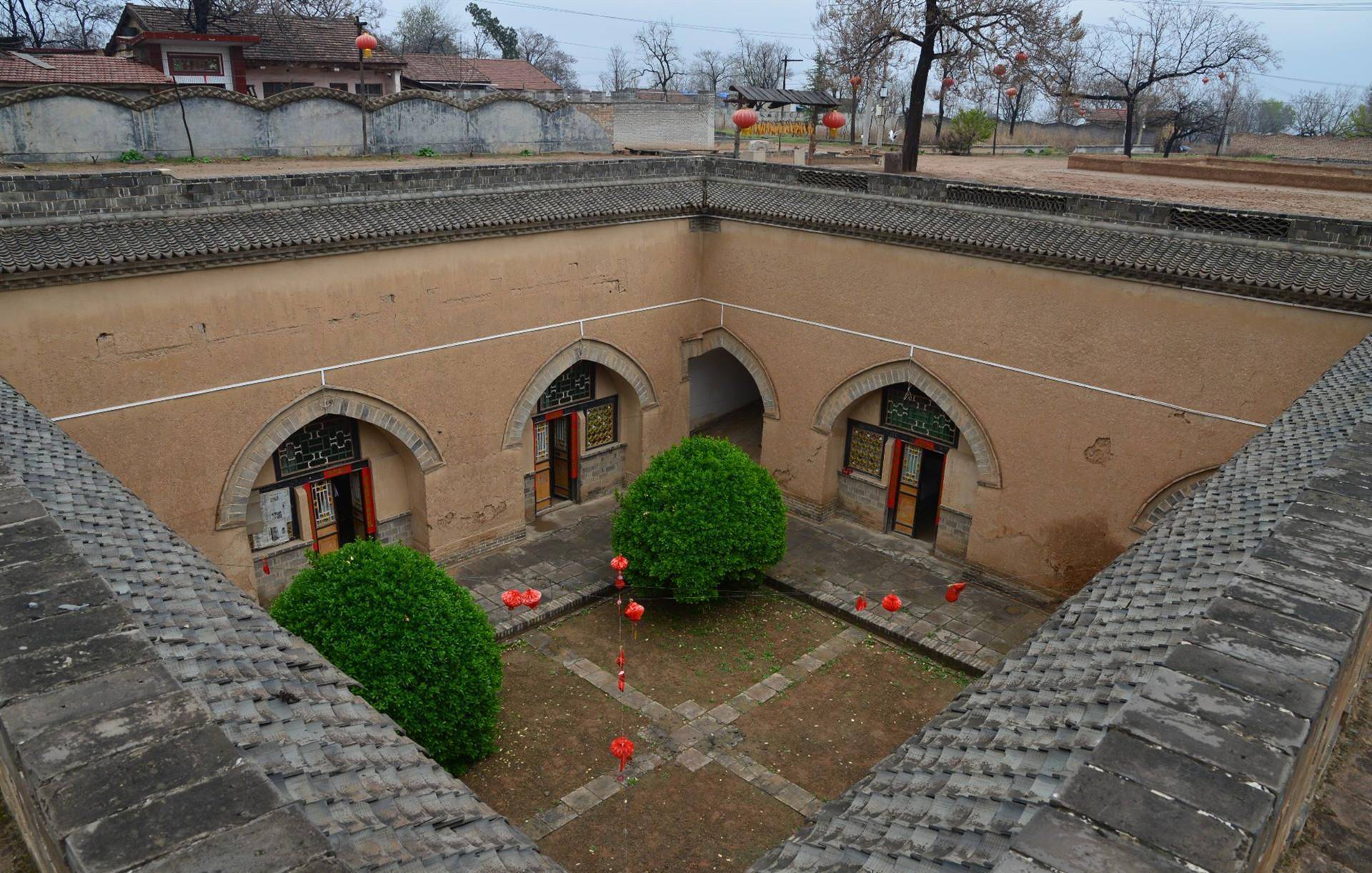 中国最神奇的2个村庄,一个藏在10米地下,一个建于