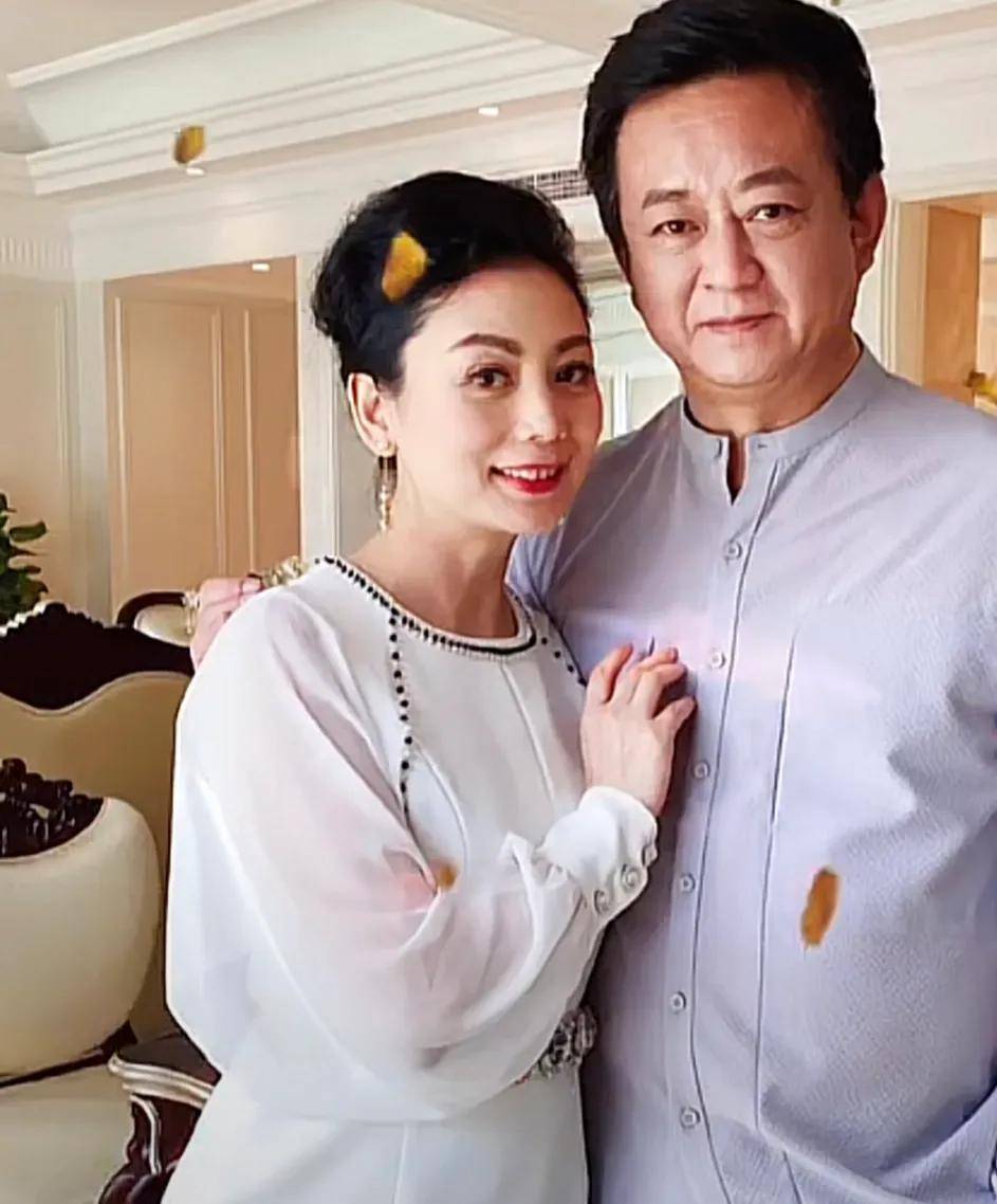 朱军获邀与白岩松同台!网友:朱军要复出?_谭梅_妻子_祝福