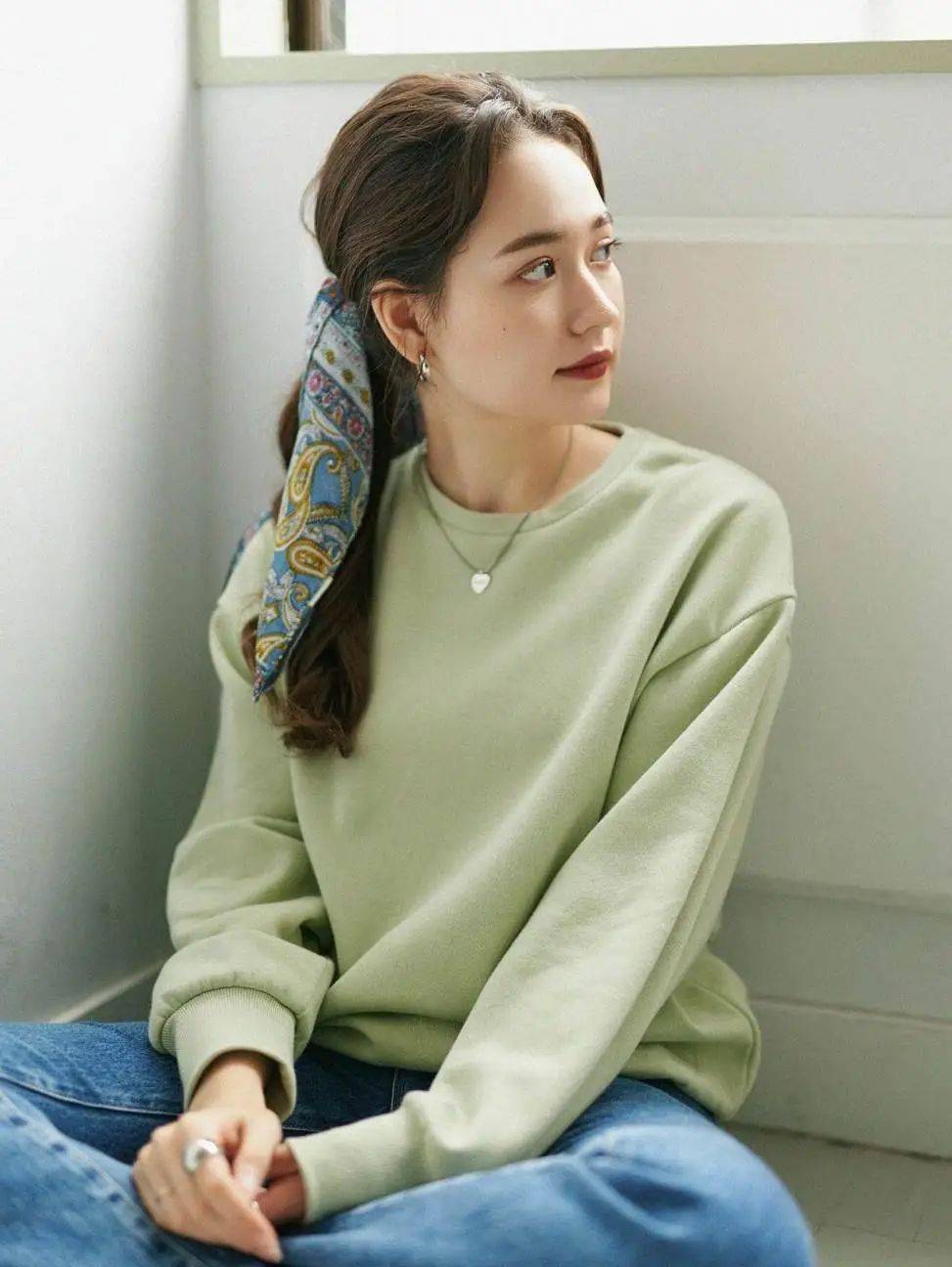 无卫衣不秋天,加条丝巾时髦炸了!_方巾_圆领_tk