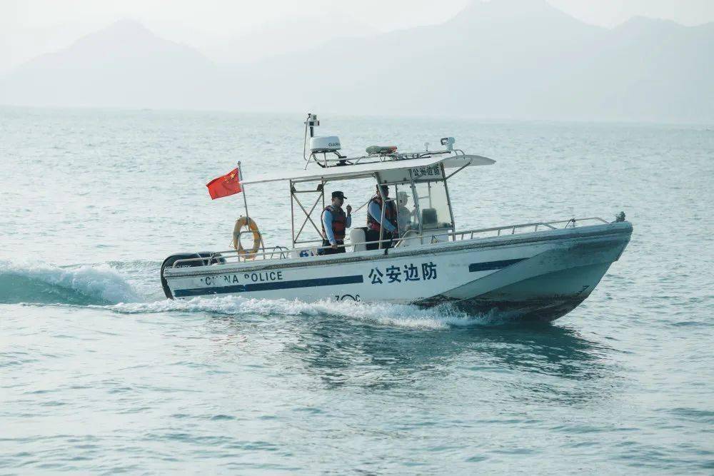 "大飞"(高速快艇)仗着速度快,横冲直撞,气焰嚣张,连香港水警都不放在