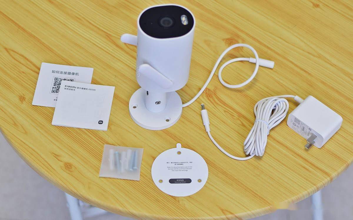 除了摄像机本身外,还有一根电源线,以及一副固定用的塑料膨胀螺丝钉