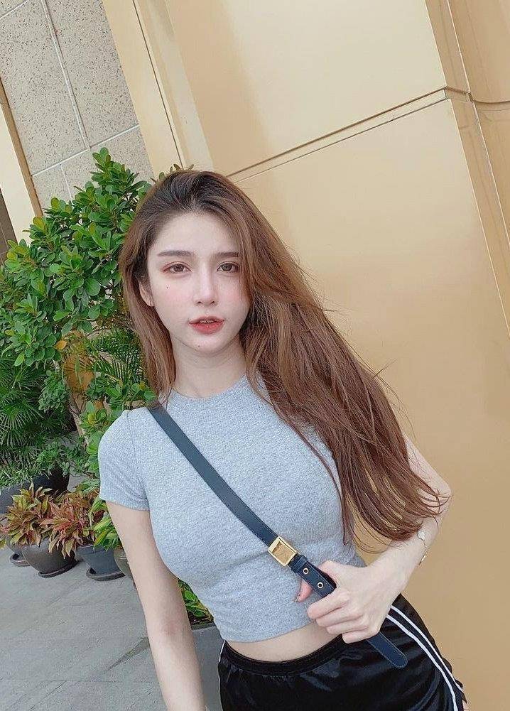 小姐姐身穿灰色的短袖上衣,简洁朴素的款式,穿上之后却非常的又精神