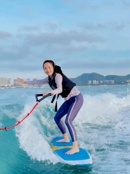 清纯女星吕一海上冲浪,穿紧身泳衣四肢纤细修长,不牵绳子掉海里_穿着
