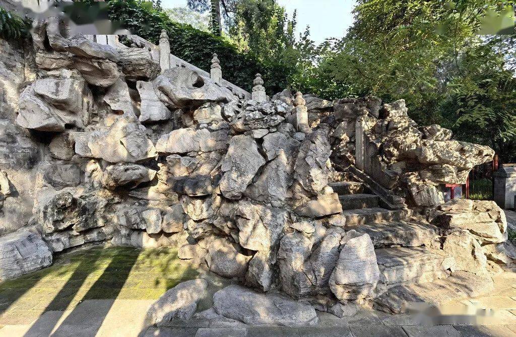 这些艮岳石是怎么来到北京的呢前面说到宋徽宗搜罗奇石造艮岳在他看来