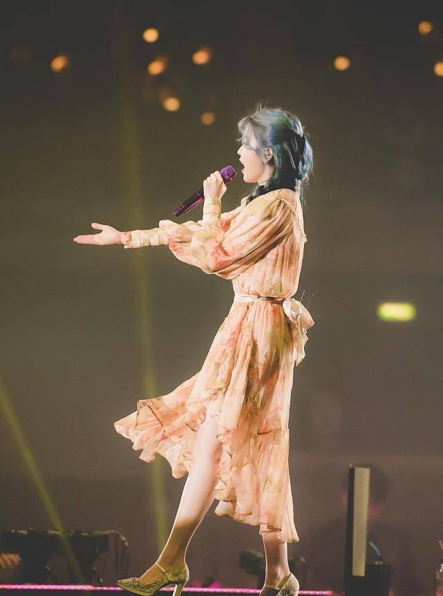舞台上的iu穿各种连衣裙,甜美不失美丽大方,笑起来很吸睛_气质_裙子