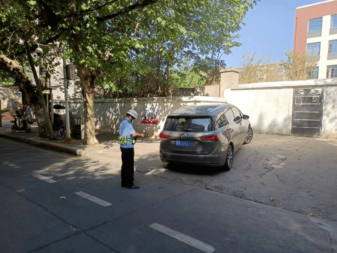 进贤县云桥路rec11车牌号码:赣ana99*违停地点:湾里区梅岭大道rec10