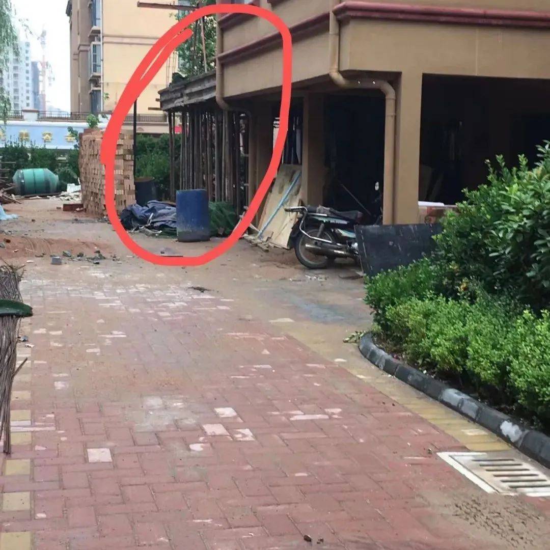 爆料丨青州某小区业主在物业眼皮底下加盖房屋，而且不是一家····_报纸_网友_其他