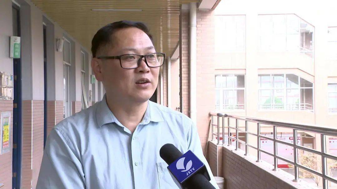 秀洲区磻溪教育集团八字小学校长梁利荣介绍:"这是继教室里安装空调