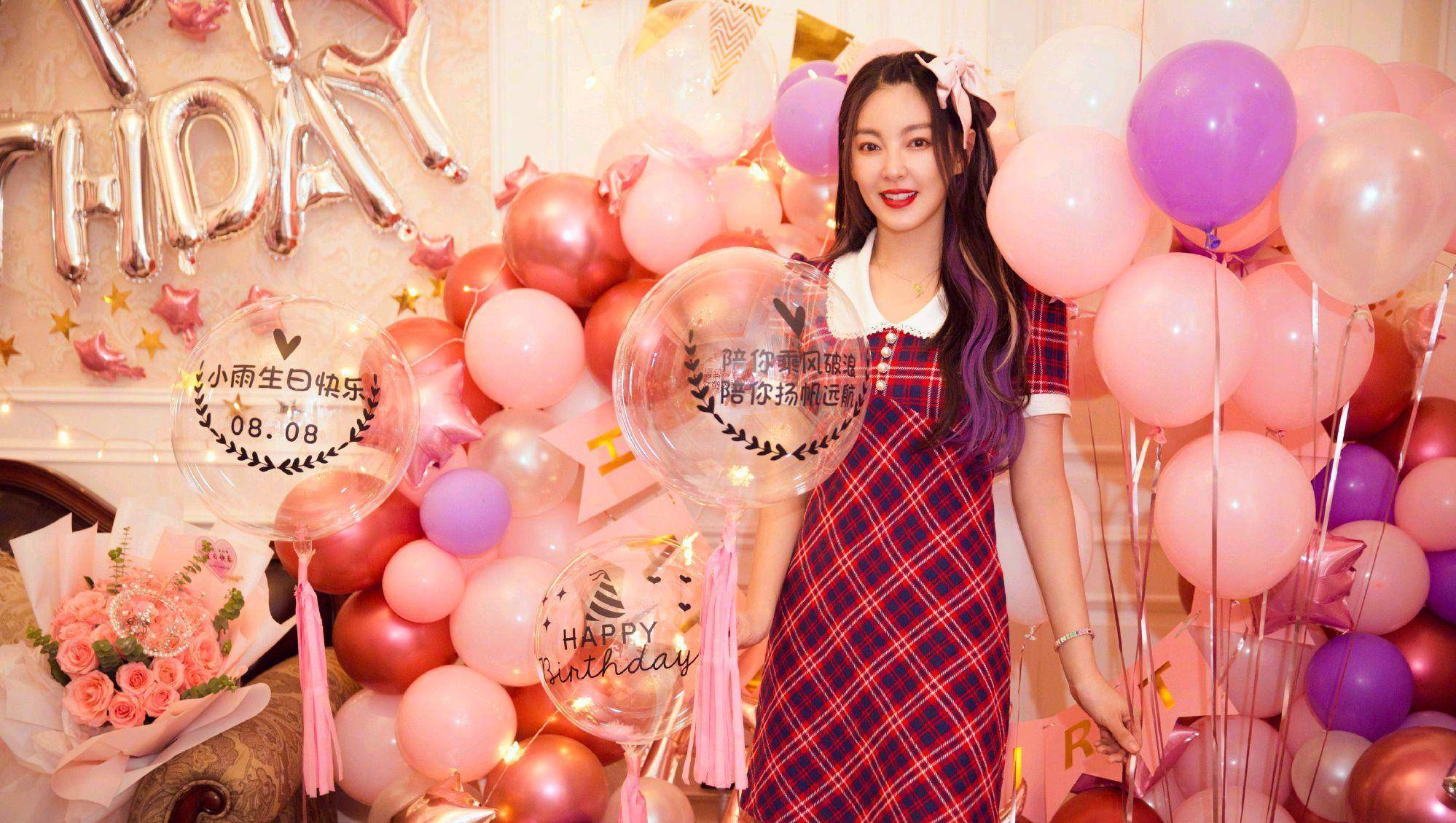 张雨绮扮美成功,穿娃娃领格纹裙配粉色蝴蝶结发饰,轻松美回18岁_设计