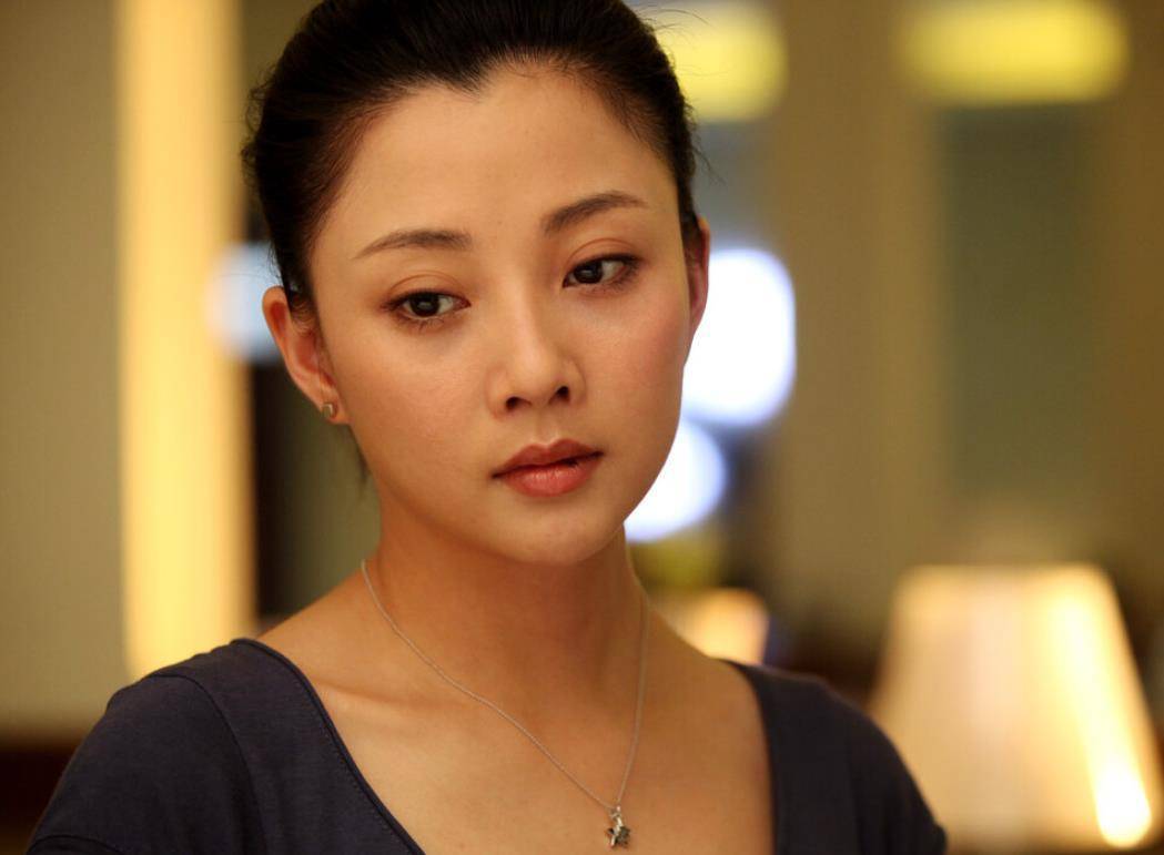 从媒体拍到的照片来看,殷桃的眼神始终都围绕着孙东海转,看得出来她