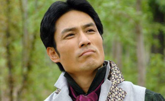 刘家良自然也不例外,什么龙套啊,场记啊,还有最重要的功夫替身演员