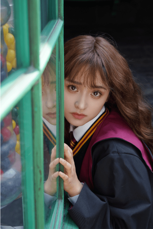 沈月分享cosplay成果照 戴上波浪卷棕色假发!