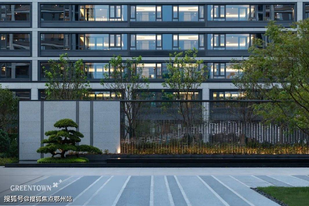 绿城·德清凤栖春澜实景图通过对公共空间的营造打破家的界限,让生活