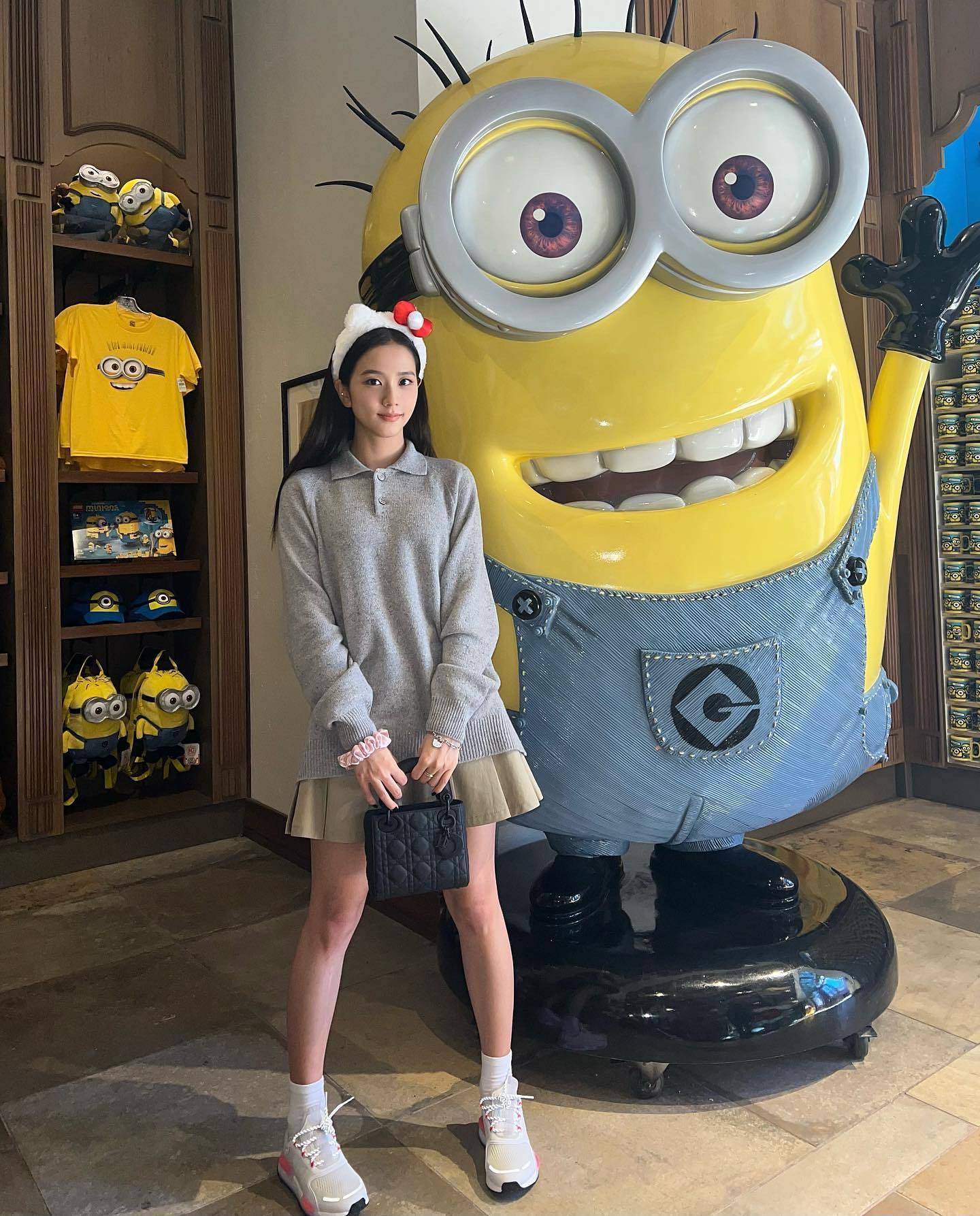 手中拿着时尚包包的blackpink金智秀,比她手里拿着