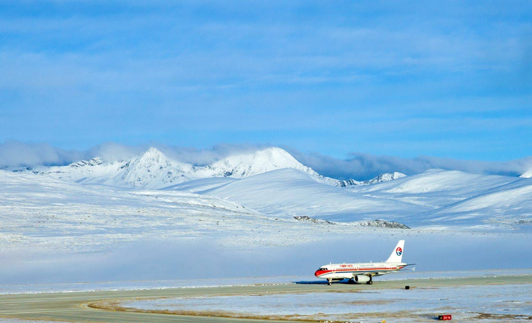 中国海拔最高机场不在拉萨,空姐背氧气袋工作,长时间被冰雪覆盖