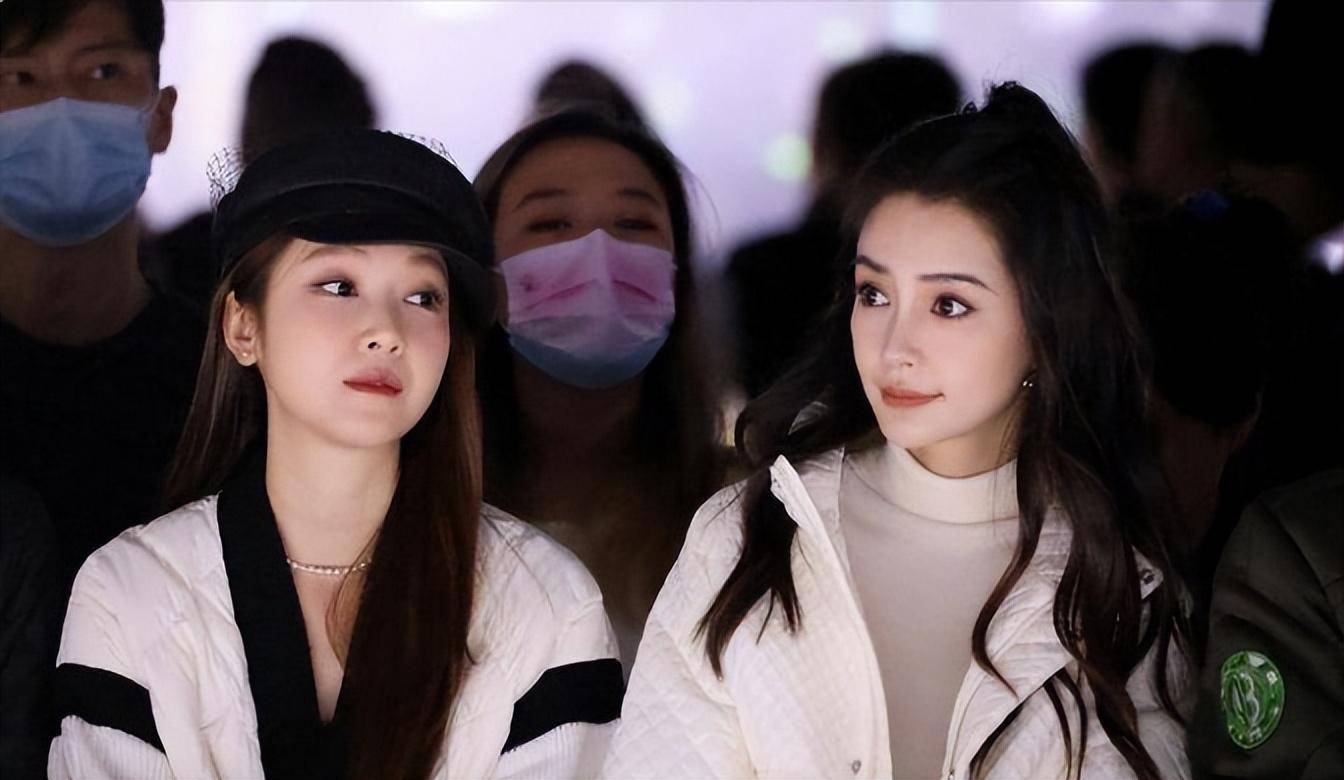 angelababy与郑秀妍互加好友,瞬间露出粉丝般娇羞模样,互动可爱