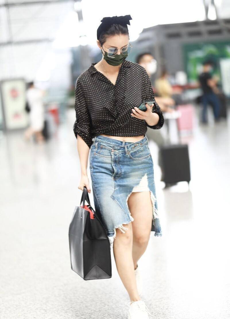 张歆艺当了妈更自信,穿衬衫配"撕坏"牛仔裙,大腿有肉也挺美_时尚_衬衣