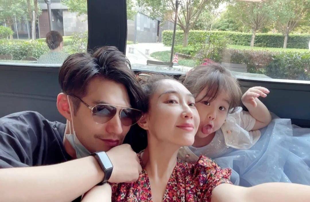 严屹宽一家三口罕见同框,杜若溪穿小裙子秀长腿,扎高马尾好显美_裙装