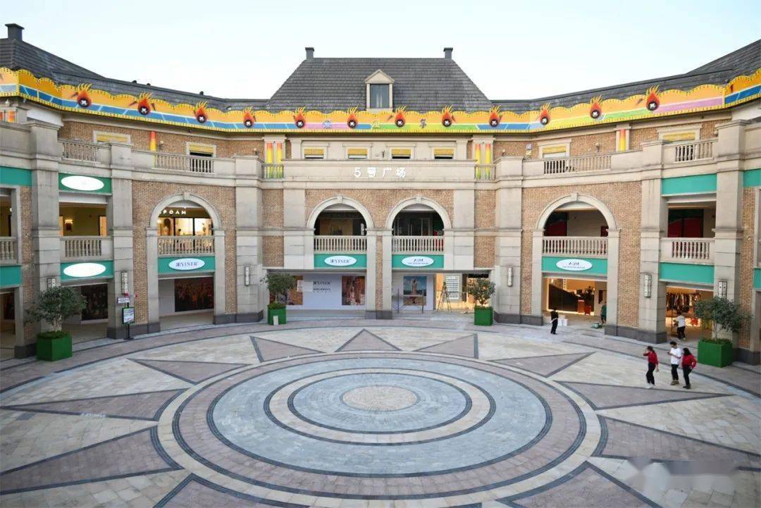 据了解,砂之船(福州)超级奥莱是砂之船集团全国第15家超级奥莱,建筑总