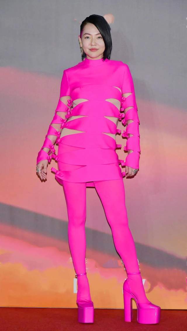 明星集体穿上芭比粉,活动现场生图曝光太精彩,好像火龙果开会_郑秀妍