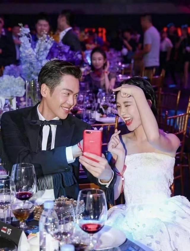 张若昀唐艺昕同框秀恩爱,张若昀当众亲吻爱妻脸颊,夫妻俩超甜蜜_黑色