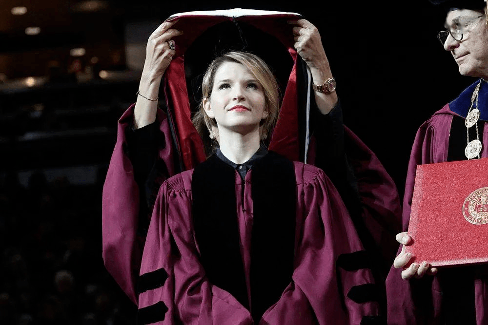 大学的教授鼓励塔拉勇敢去攀越下一座高峰,剑桥大学.