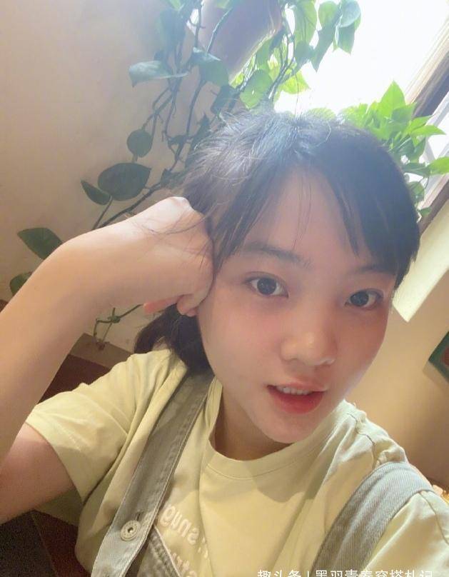 林妙可晒自拍,t恤配背带裤简单大方,21岁了还是孩子模样很舒服_时候