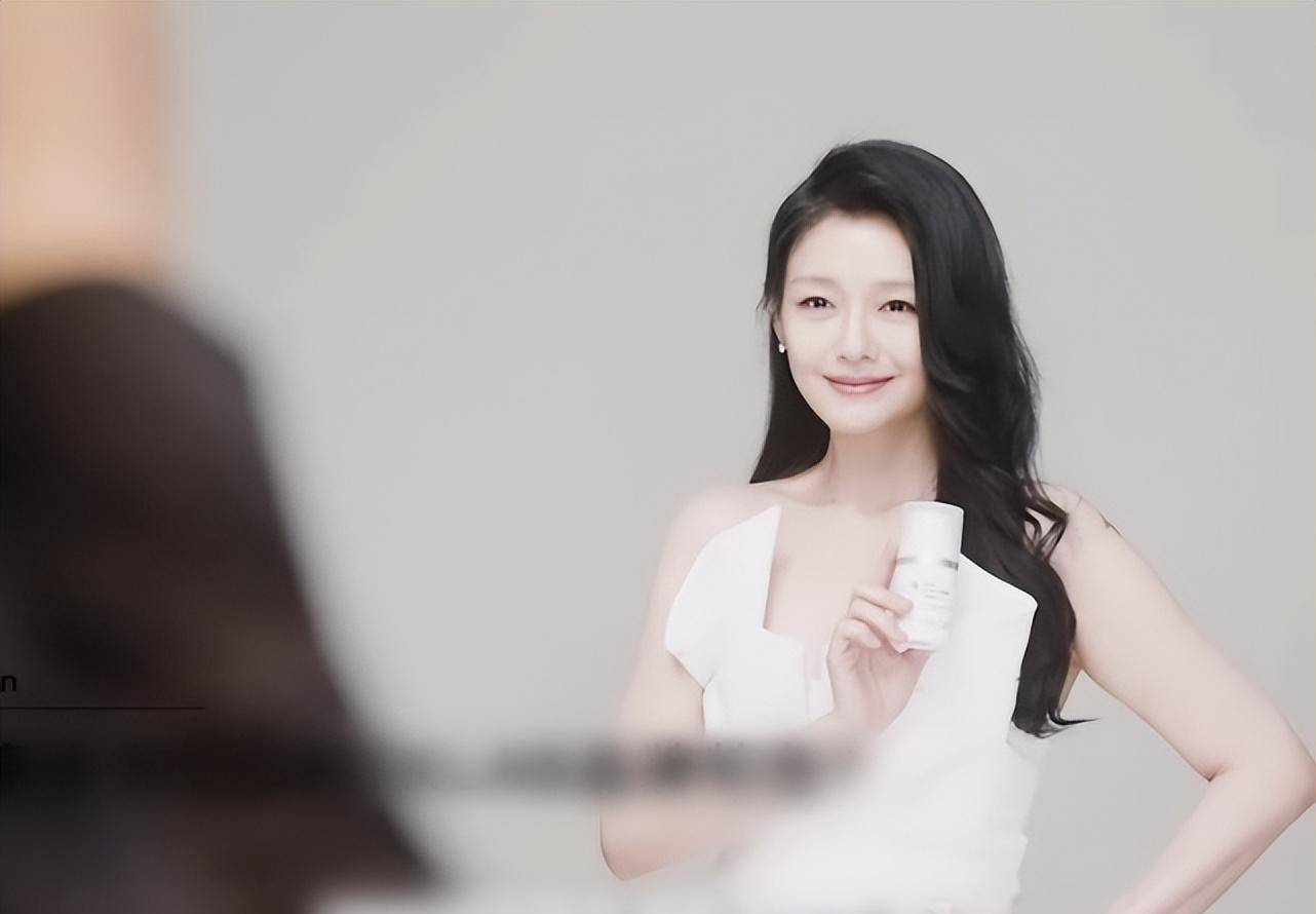 大s高调复出拍广告,胸前纹老公名字,45岁瘦身老脸_汪小菲_网友_顾俊烨