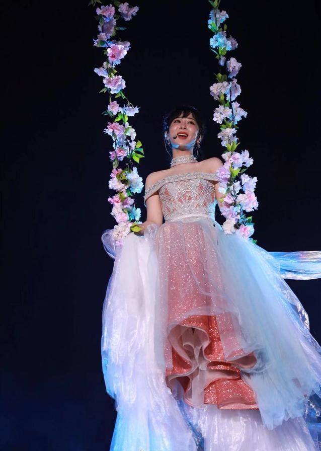 秋千唱歌的舞台效果,两位当今娱乐圈正当红的90后流量小花杨紫和