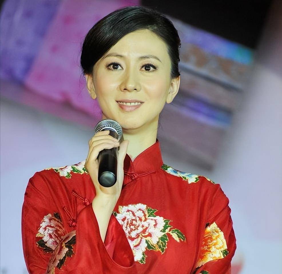 原创人体模特汤加丽被父亲嫌弃与丈夫离婚46岁再给父母添心病