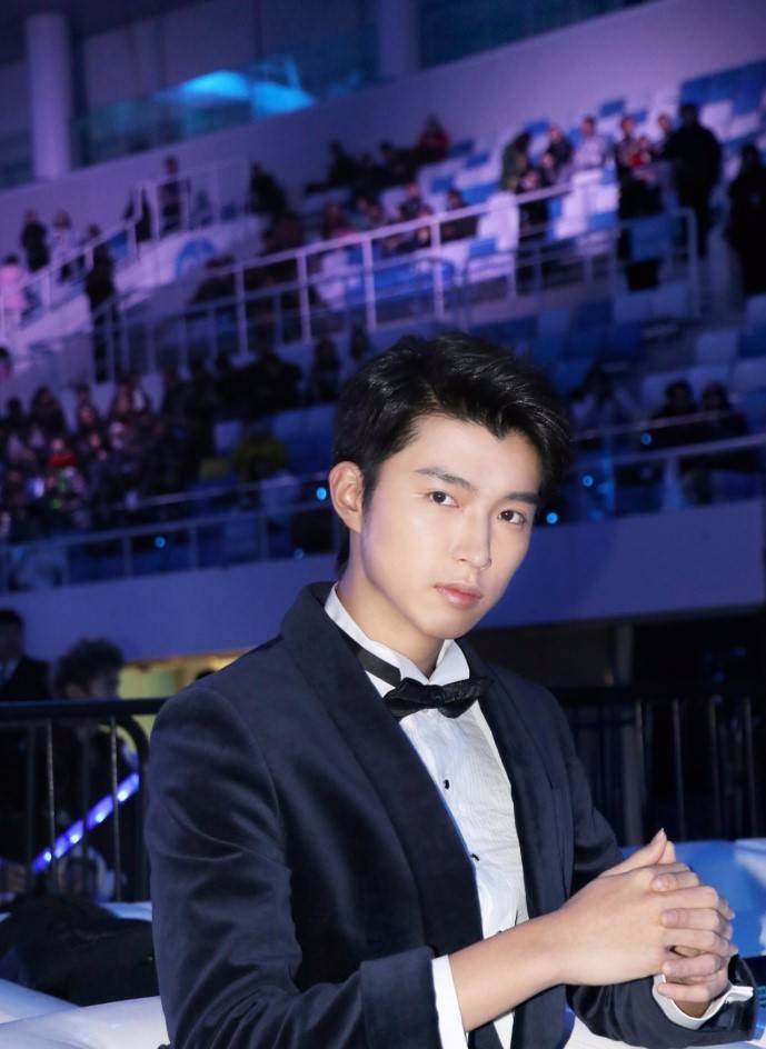 8岁横空出世的天才偶像,如今变成一米九的"傻大个"_左溢_身高_节目