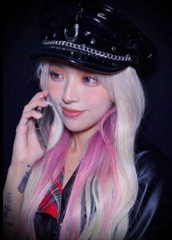 机智张罕见淡妆出镜,化身记者文艺气质飙升,比浓妆艳抹美_美颜_化妆