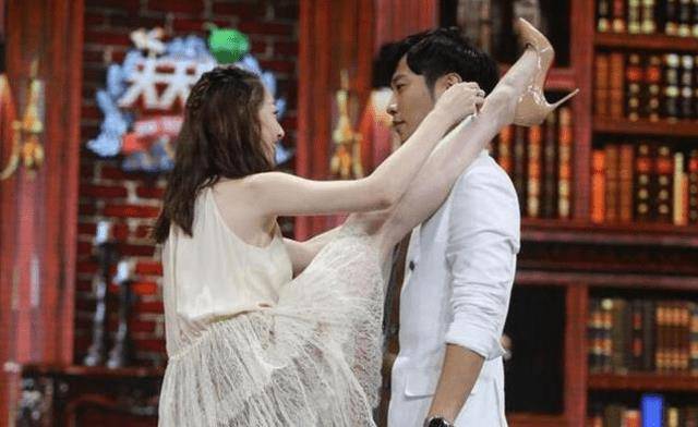 壁咚早就不流行了,现在大家都在玩"腿咚",那才叫本事_蒋梦婕_沈梦辰