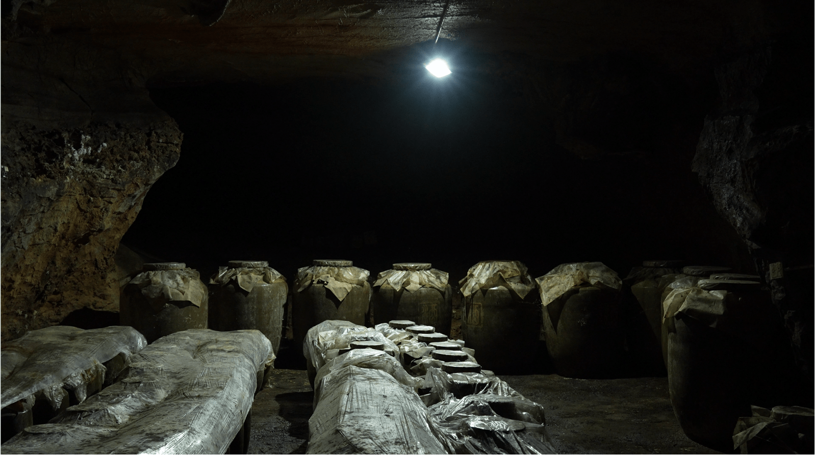 揭秘佳百年洞藏酱酒的"宝藏价值"_老熟_溶洞_自然