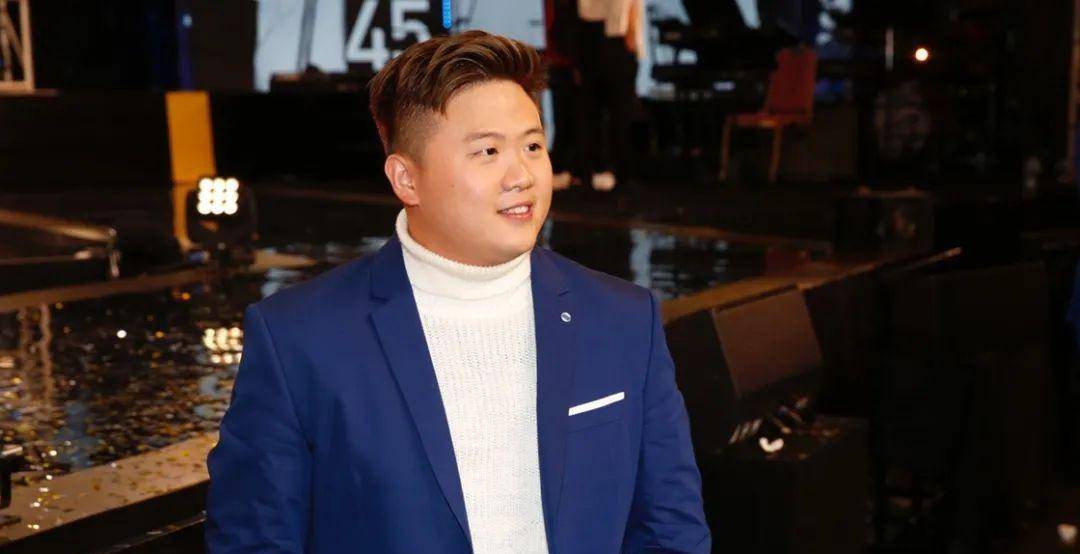 通过参加viutv选秀节目《全民造星》获得第四名入行的"肥仔(梁业)"