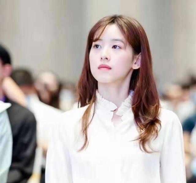 章泽天现身商界活动,烫金色卷发不再立清纯人设,打扮成贵妇样!