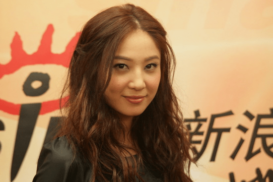 90后电视主持,走秀泳裤意外掉落,坚持走完全程:谁爱看谁看_马凡舒