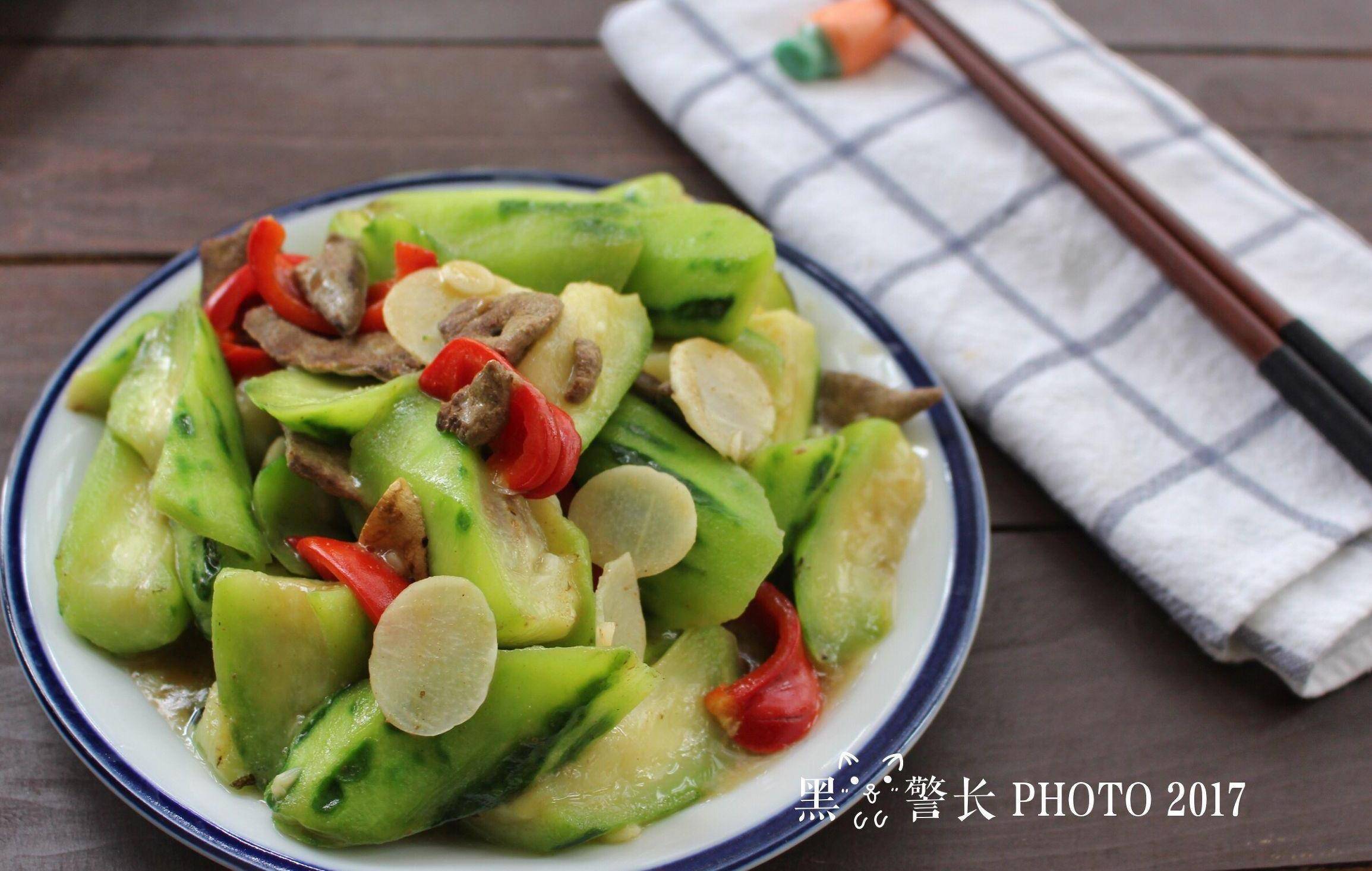 丝瓜炒猪肝主料:丝瓜一条,猪肝适量,姜片蒜头菜椒少许.