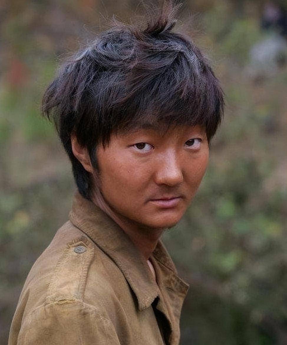 人丑还穷!8位丑男演员,娶的老婆咋一个比一个漂亮?