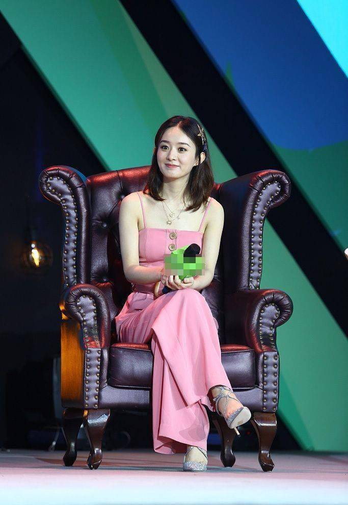 赵丽颖太瘦了,露腰好看也只能看上半身,屁股扁平没女人味!