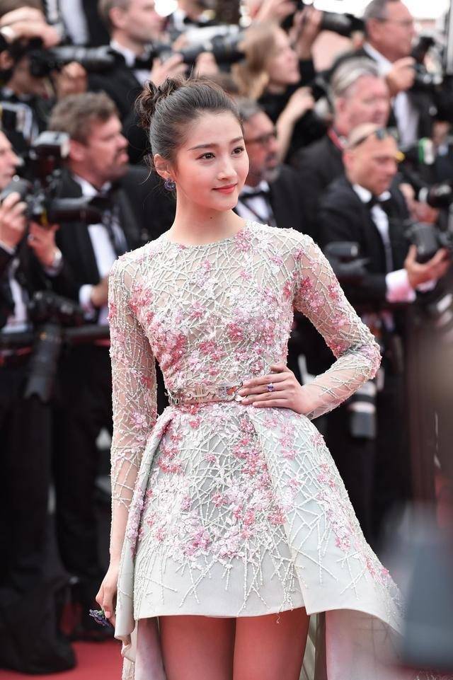 从不被列为美女 但艳压热巴鞠婧祎 关晓彤的颜值一直被低估_身材_身高