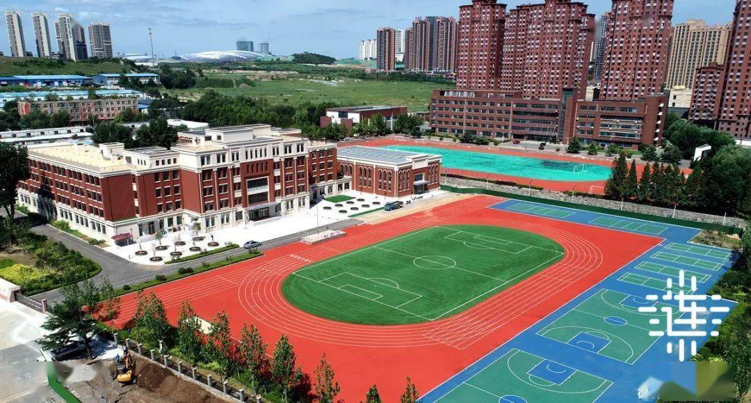 甘井子区奥体第一小学为体育中心配套开发二期配套小学,位于甘井子区