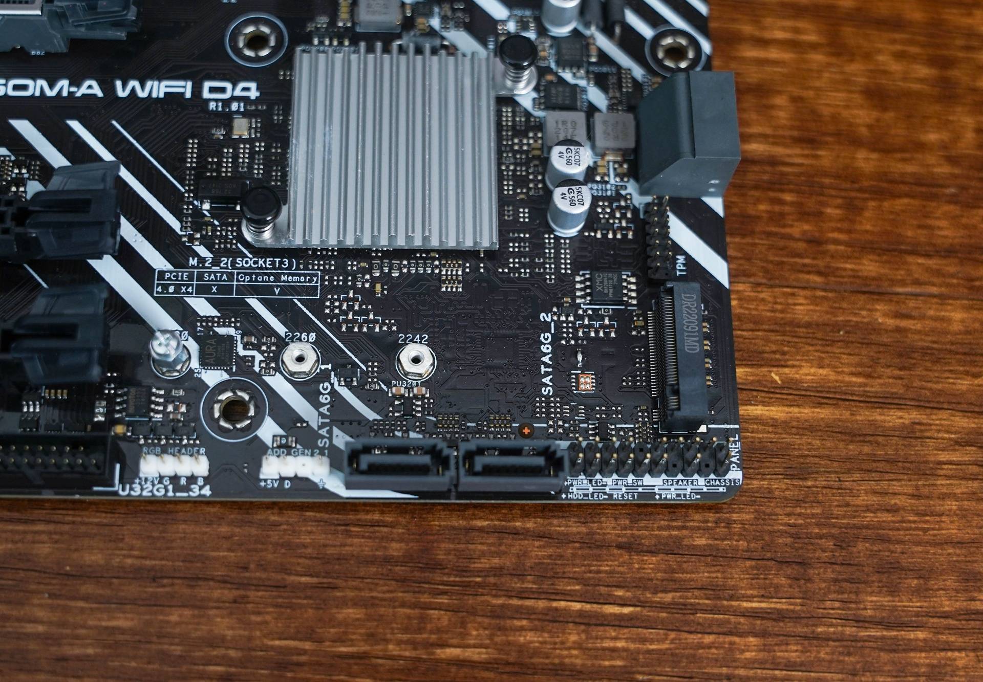 8相组供电,板载b660芯片组,支持最高四条ddr4-5333mhz内存槽,显卡插槽