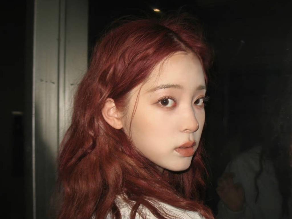 欧阳娜娜红色羊毛卷花絮写真 俏皮美萌似漫画少女_instyle_卷发_写真