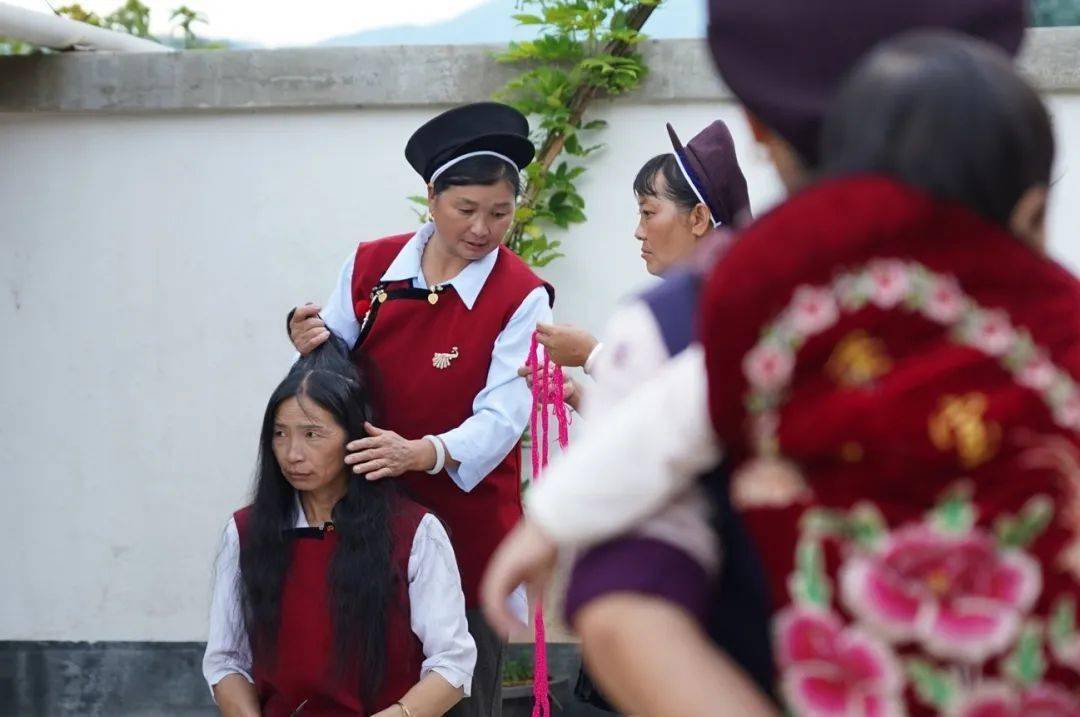 鹤庆县白族人口众多,白族妇女服饰也各有不同.