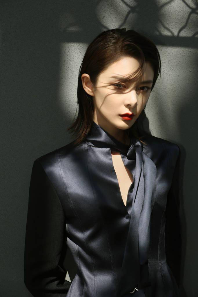 眼神凌厉霸气又美飒_拉格_春夏_傅菁